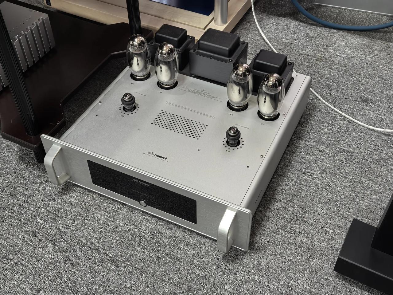 玩一下这台美国ARC的胆后级VT80SE。这是一台硕大的机器，宽度48厘米，深度