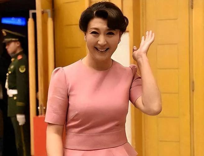 闫学晶的“哭穷”风波，说到底就是公众人物说话办事没把握好分寸，最后把自己的口碑和