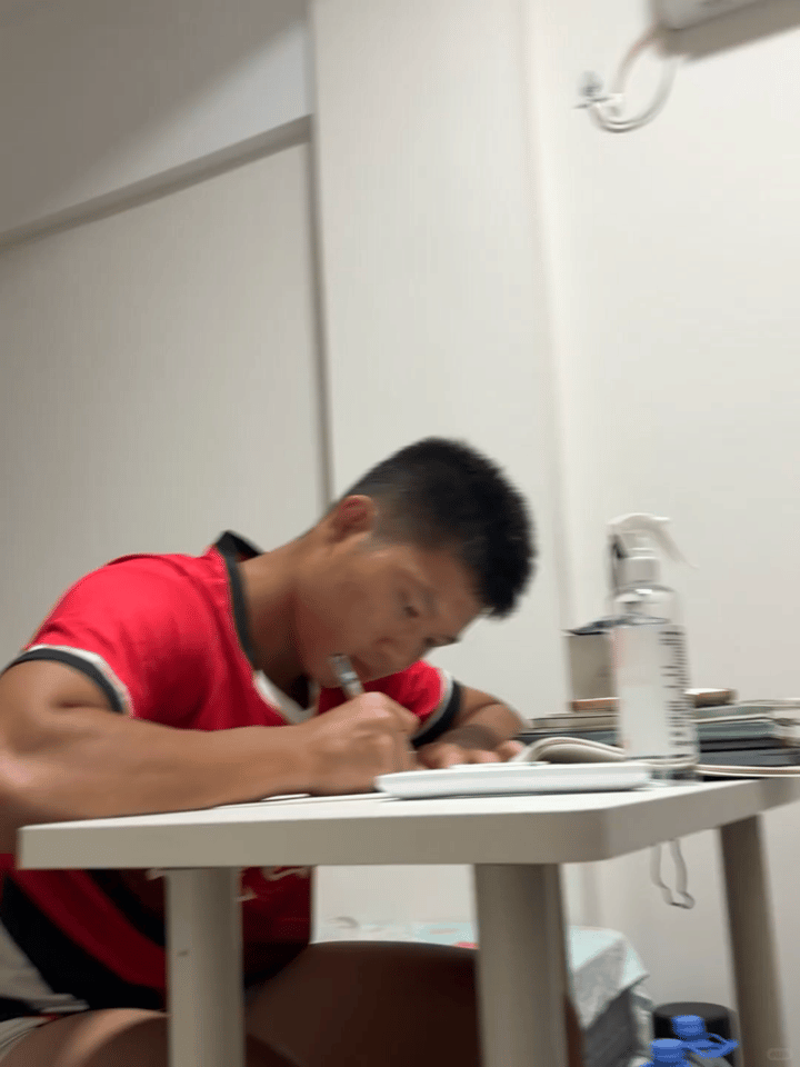 这么晚了还要写作业？ 