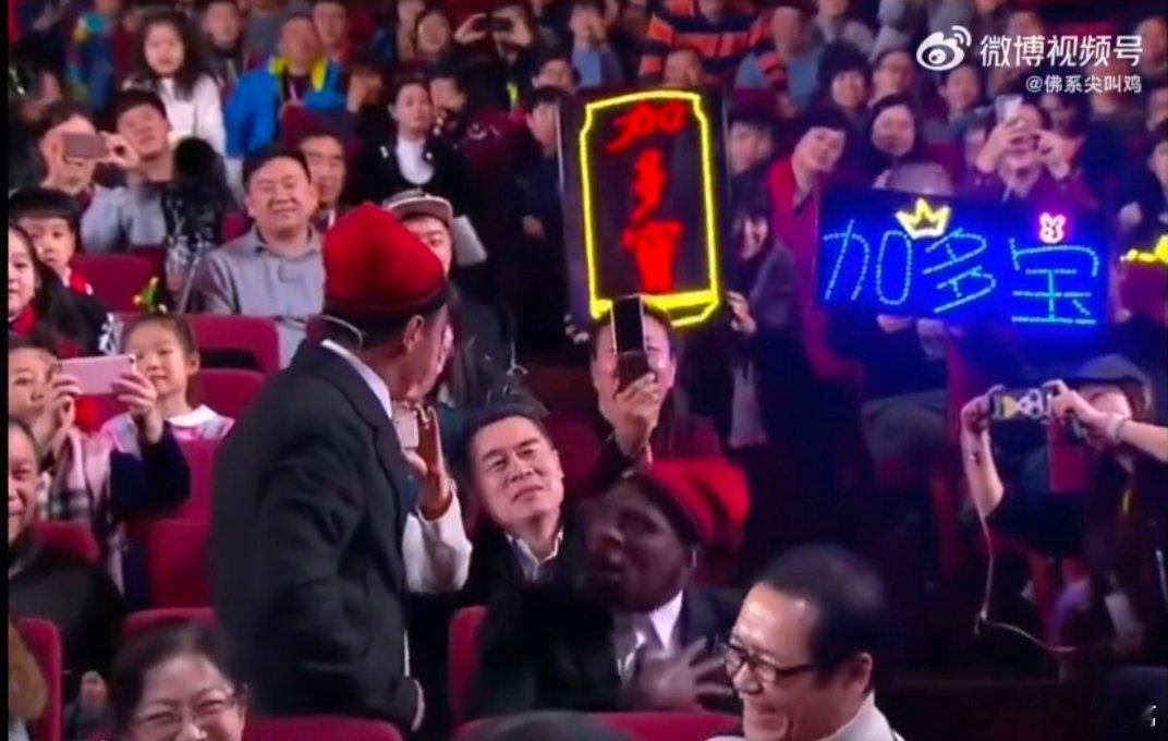 辽宁春晚宋小宝笑料已就位辽宁春晚 同款呲牙，嘴角弧度一样，宝哥是不是都得说：海燕