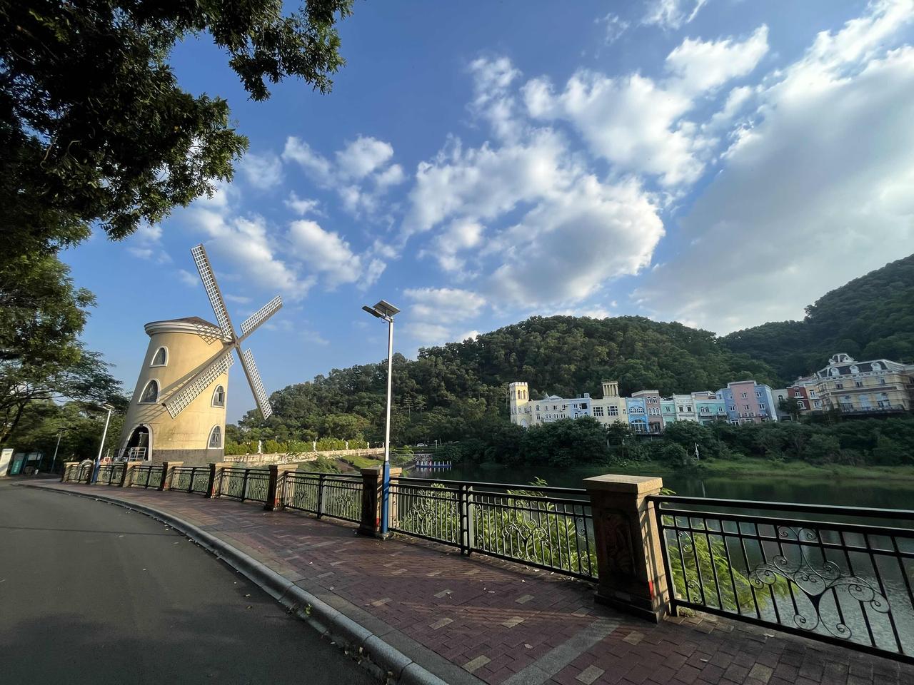 晒图笔记大赛湖边小镇风景美如画，夕阳西下。