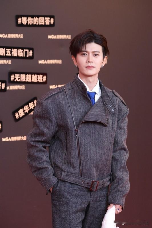 要说任嘉伦和成毅谁更帅，这还真不好选。任嘉伦有股英气，他在《大唐荣耀》里扮相俊朗