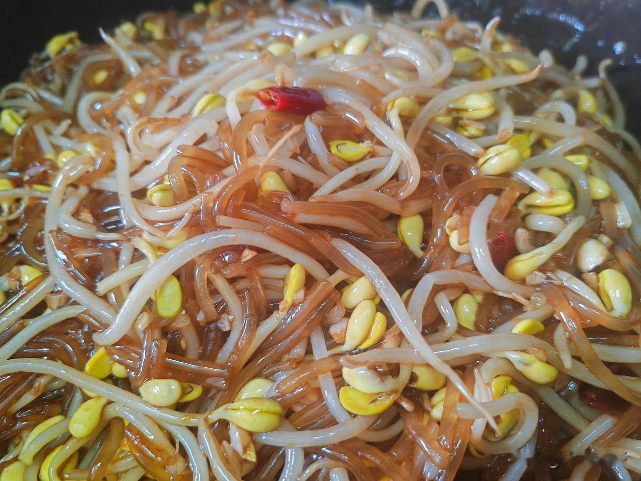 隔几天就要炒一次的黄豆芽炒粉条，今天安排！太下饭了！
黄豆芽洗净，加盐焯水后沥干