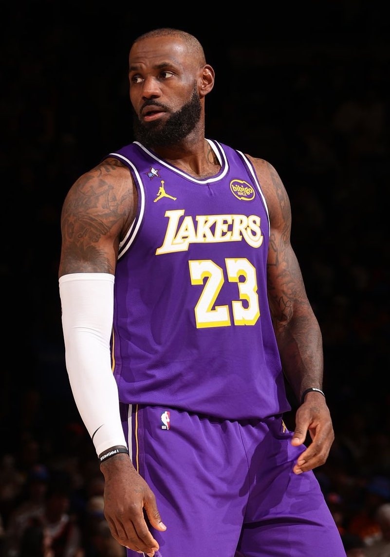 詹姆斯 据美媒报道，湖人和勒布朗·詹姆斯似乎已经准备好分道扬镳。“毫无疑问，湖人