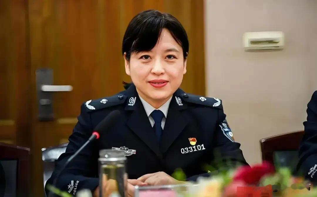 徐舫出任鄂州市公安局局长
 
4月30日，鄂州市第九届人民代表大会常务委员会第二