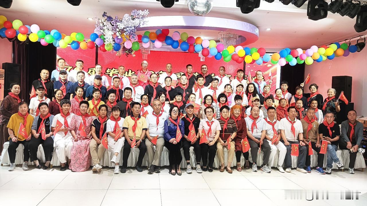 五十年再聚首
——鞍山76届毕业50周年联谊会纪实

有人说，人这一生，最难赴的