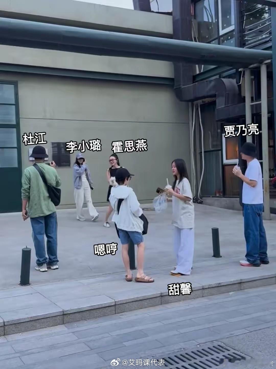 霍思燕一家与贾乃亮一家出游 不觉得奇怪，而是觉得对孩子挺好，霍思燕这个名字，看到