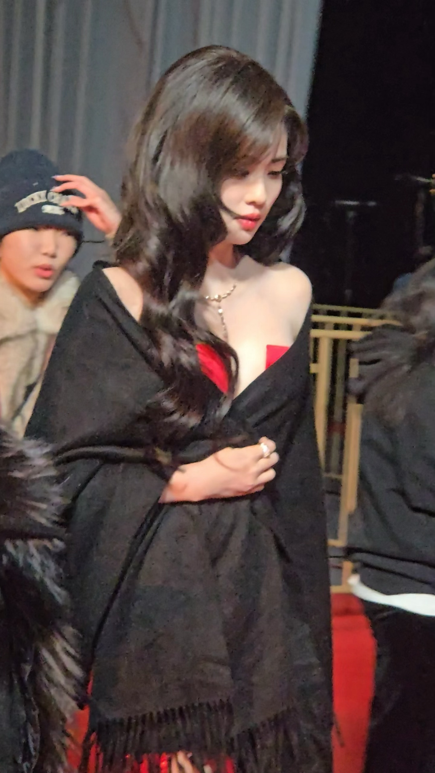 路过被白鹿美呆了..红裙大波浪..2025微博之夜爆款创作大赛我拍的星现场微博之