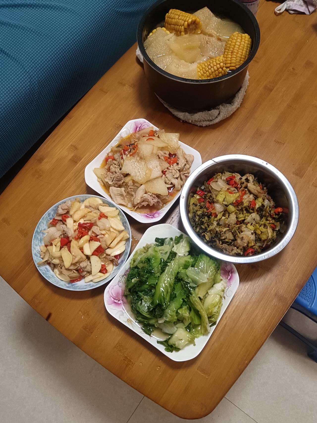 今天休息，在家做了4个菜一个汤，打算叫组长和另外一个工友共进晚餐。
      