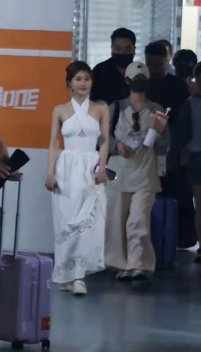 赵露思的颜值确实比以前好很多了，但是确实也影响不了身高是硬伤的事实呀 ​​​