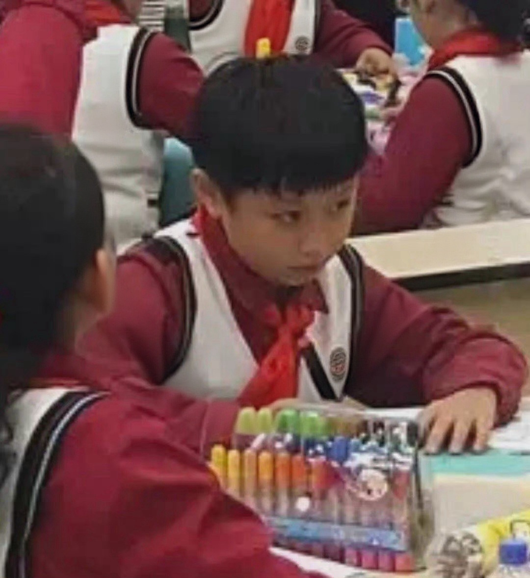 我觉得特别好笑 p1是学画画的小小美术生朱志鑫哦 然后在她的世界里自己在学了画画