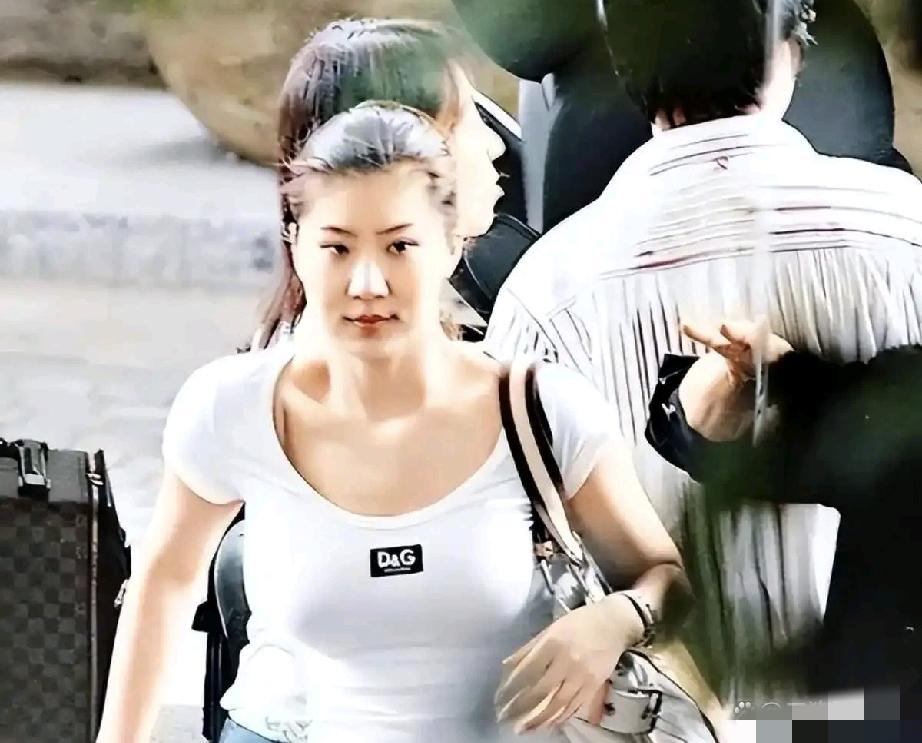 年轻时的coco身材高挑，模样很清纯，眉眼低垂像个小甜妹，大概这也是当年谢贤喜欢