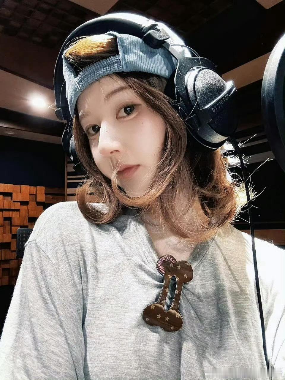 赵露思更新ins 这是在录歌吗 