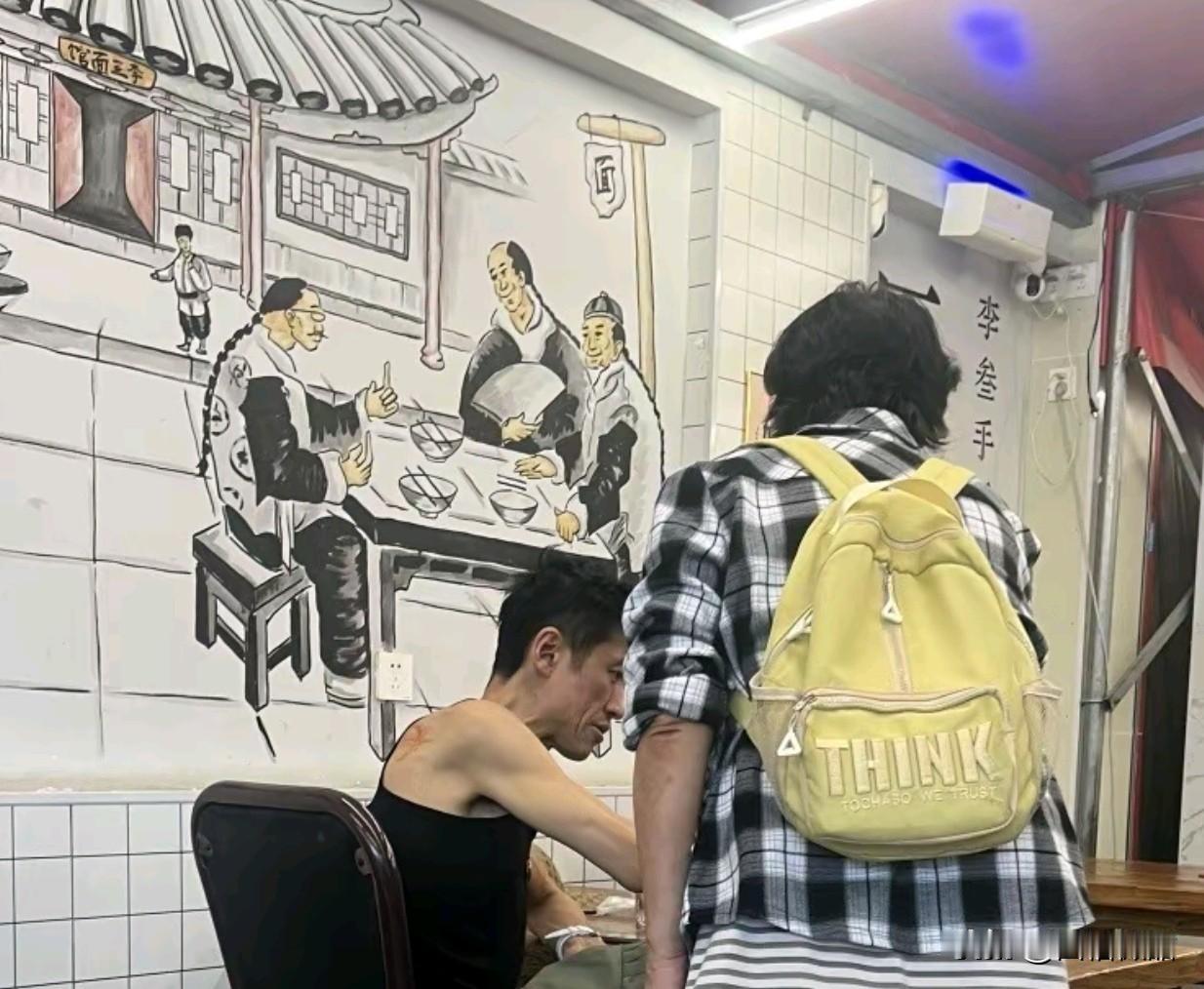 有网友偶遇到了金鹰卡通E哥，网友一开始还不知道他，还是他自己告诉网友的。

该网