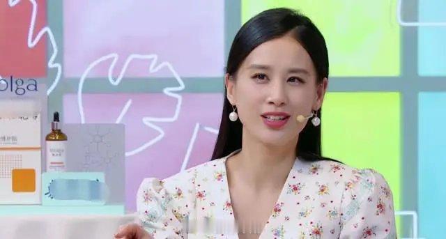 黄圣依大学时期就会理财其实黄圣依大学期间就能买房，是因为她很早就开始工作赚钱了。