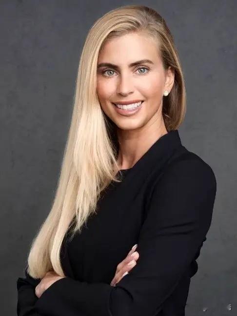 新任白宫新闻秘书来了，又是一个美女！
特朗普总统喜欢美女，生活上如此，工作中也是