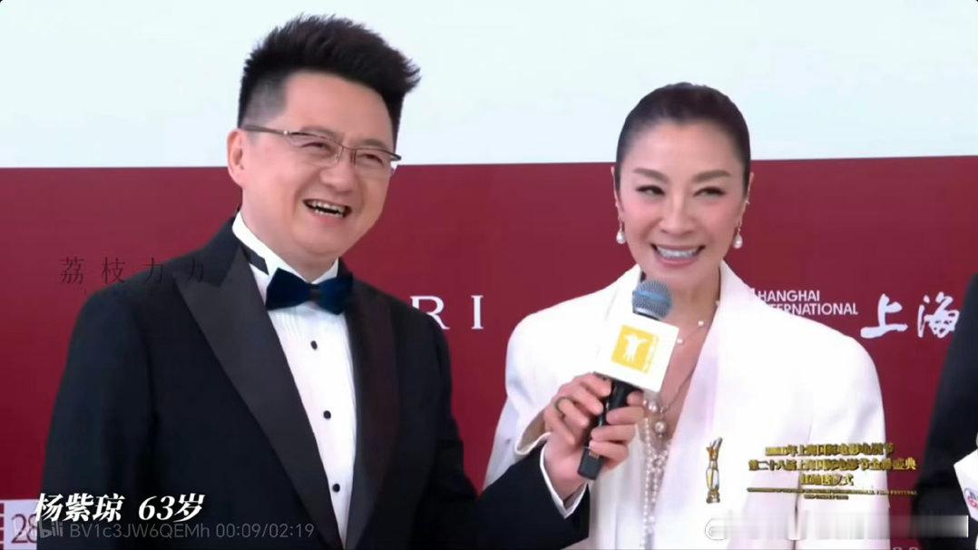 明星走红毯也喜欢看热闹哈哈哈！也是发现我和明星的共同点了啊！那就是走红毯也喜欢看