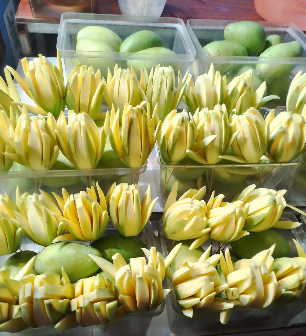 介绍广西的街头美食，1是酸野，很多东西都可以做成酸野，青芒果做成花。2用雷公根和