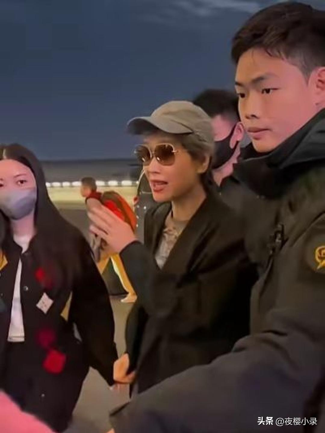 叶童从成都乘坐飞机回香港，戴上灰色棒球帽的叶童变身帅哥型男！[大金牙][大金牙]