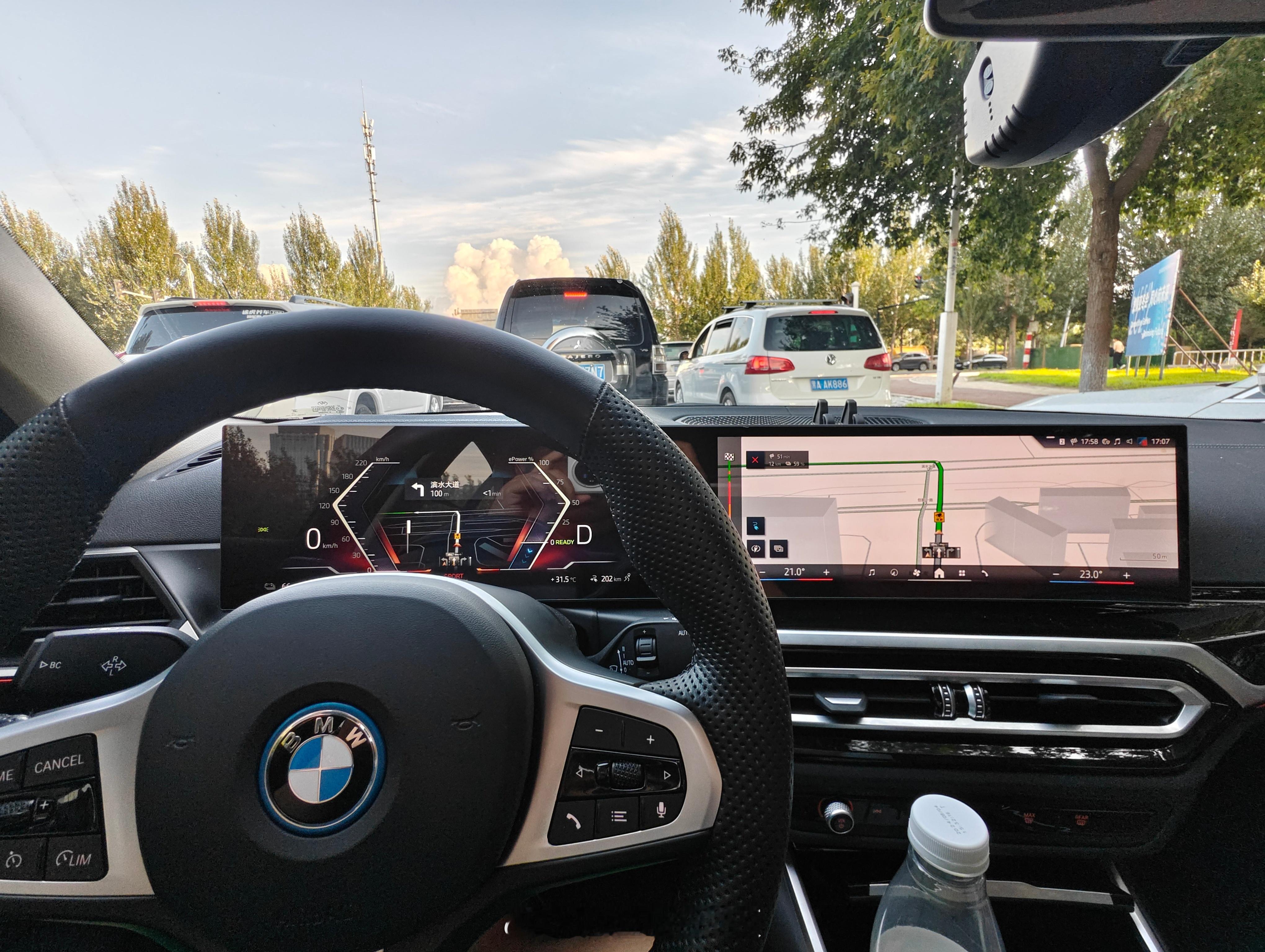 之前开宝马的时候，我总是会说到，宝马车机和carplay来回切换太割裂，但是只用