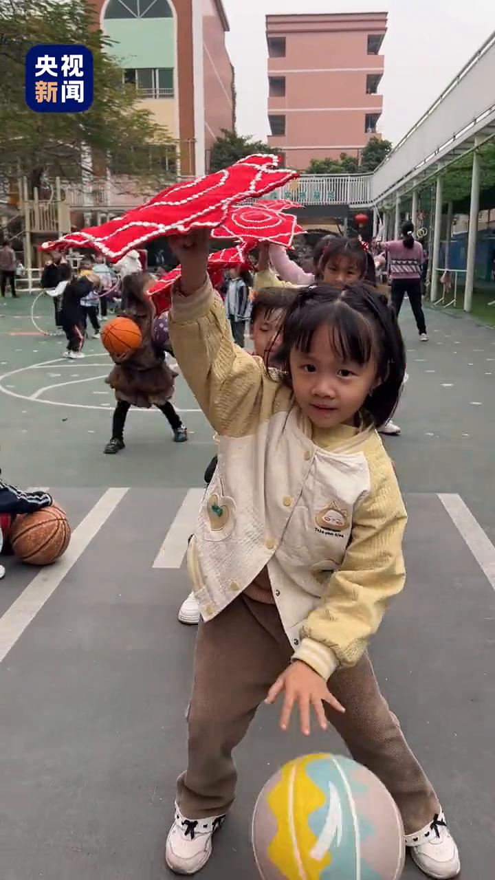 近日广东东莞幼儿园体能课名场面上新。
央视新闻。
声音来源：幼儿园李园长。
我们