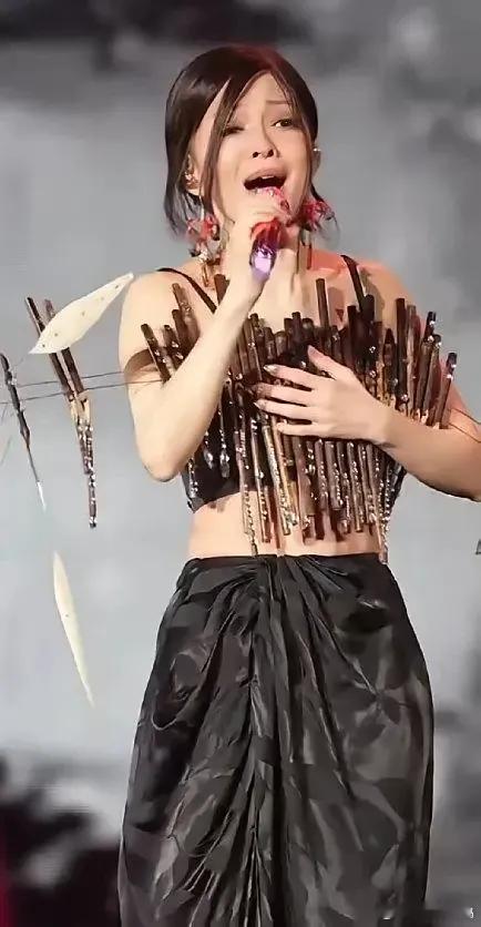 张韶涵的造型师难道真的换人了吗？看看这套演唱会造型真的是灾难现场啊，是最近几年唯