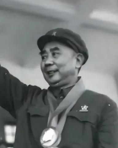 1970年，王自正持枪冲进了军区政委的卧室，政委连忙呼叫警卫员，谁知，2个警卫员