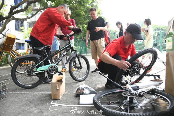 【便民服务暖民心台州维修师傅免费修车情暖居民 】近日，台州椒江，枫南社区邀请专业