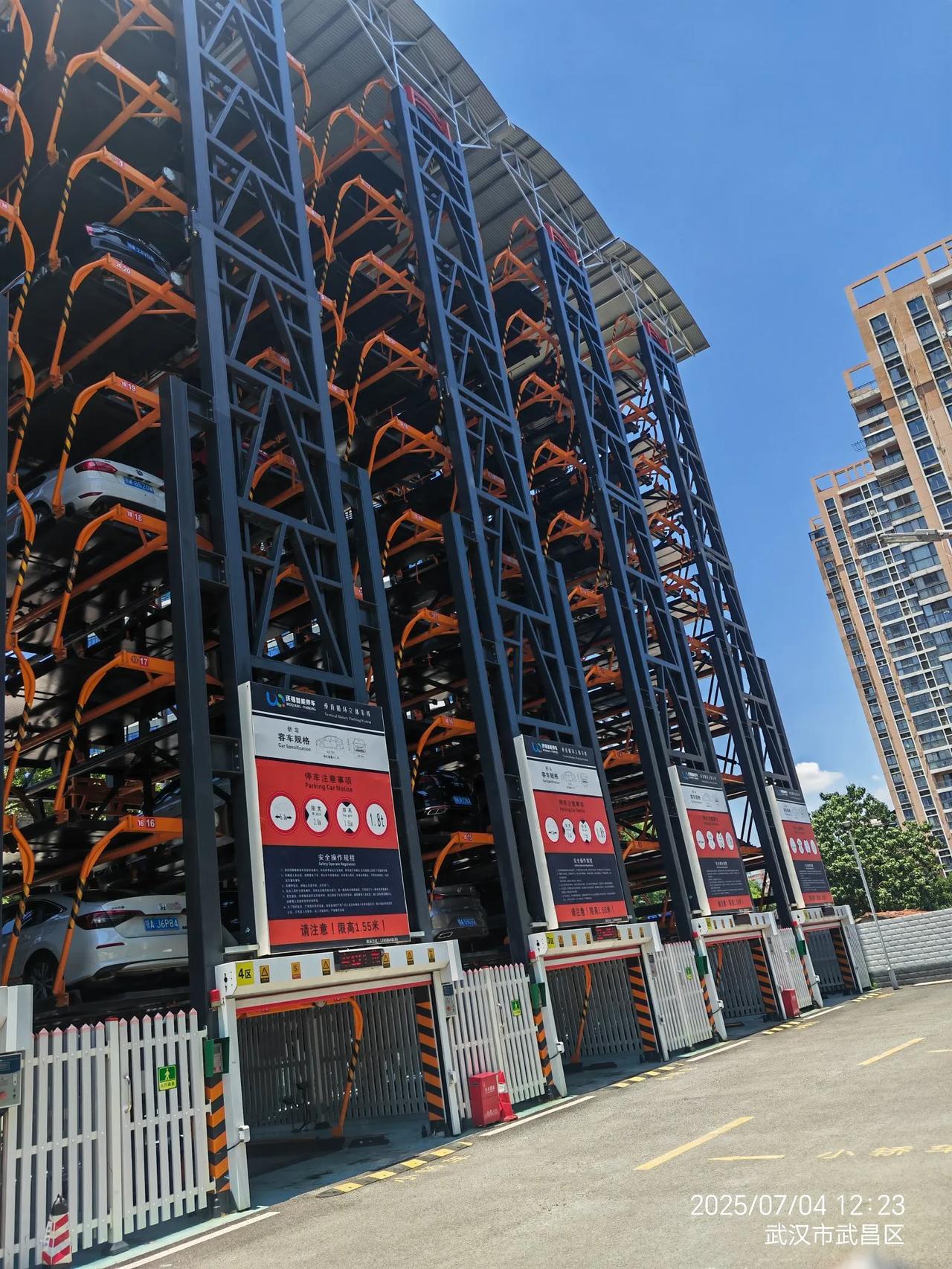 立体车库的维护成本确实不低。很多城市为缓解停车难题建了立体车库，但随着车辆发展，