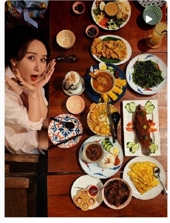 胡静，这一桌子菜只认出了鸡蛋饼。