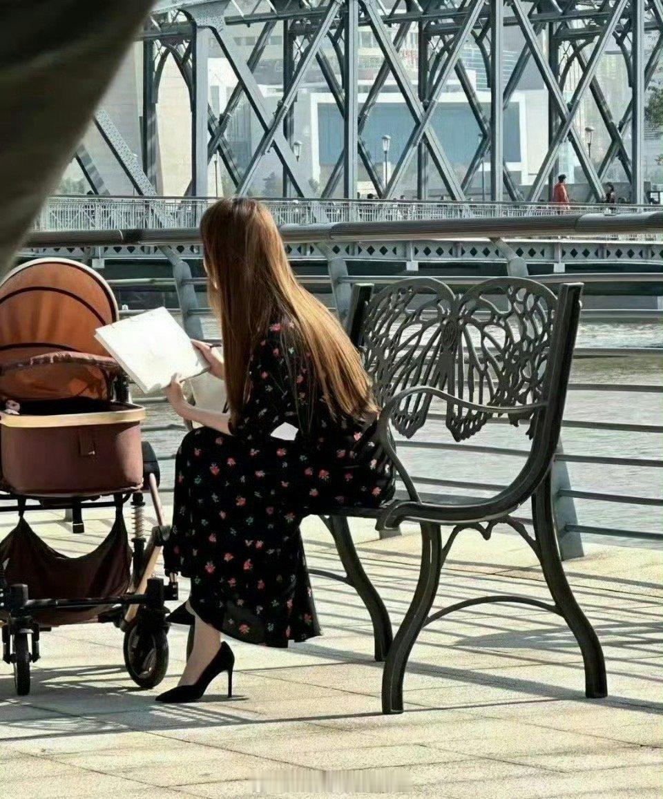 刘亦菲拍摄《玫瑰的故事》时期的路人偶遇，还是忘不了这张刘亦菲的背影 。终于懂了霸