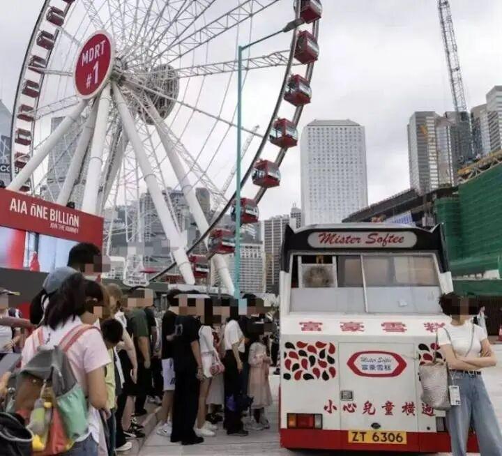 “大快人心”香港中环，最火的摩天轮网红雪糕车，靠着超高人气收割无数游客，结果，香