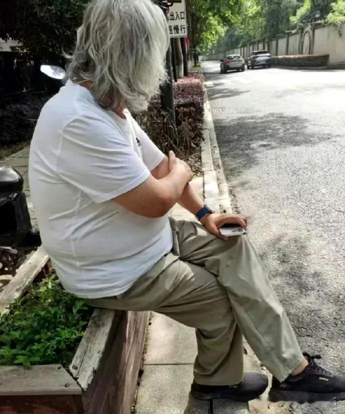 74岁张纪中开车送孩子上学撞人了，他说我是张纪中我不会跑，网友却说不认识张纪中。