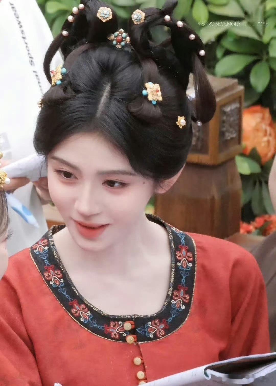 迪丽热巴、鞠婧祎同款造型，谁赢了