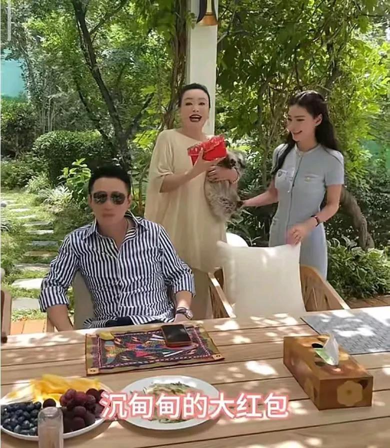 汪小菲的新老婆会来事，跟自己婆婆见面还要送上惊喜的见面礼，这可让张兰有点受宠若惊