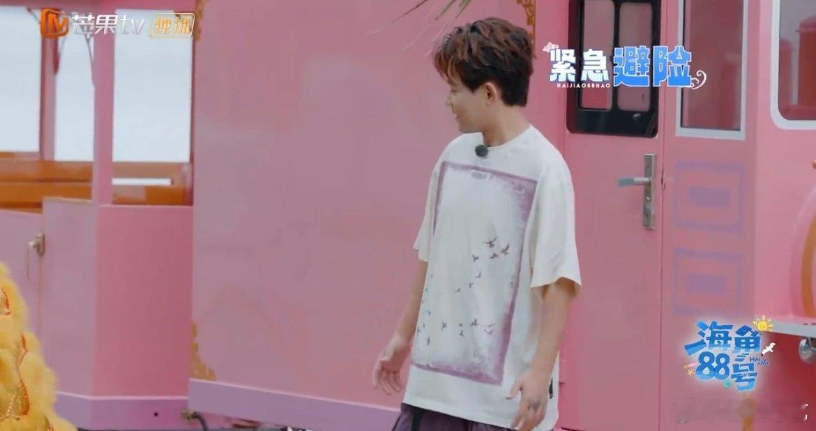 徐志胜舞狮差点舞进海里 徐志胜用醒狮给苏醒演绎了什么叫“热情似海”，晃着晃着就往