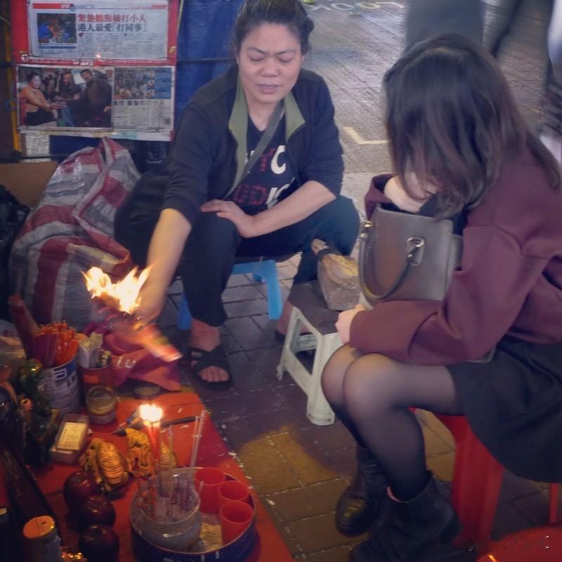 对付小人，千万别硬刚，那是费力不讨好。我有两招超实用。
一是“嗯”字诀。小人阴阳