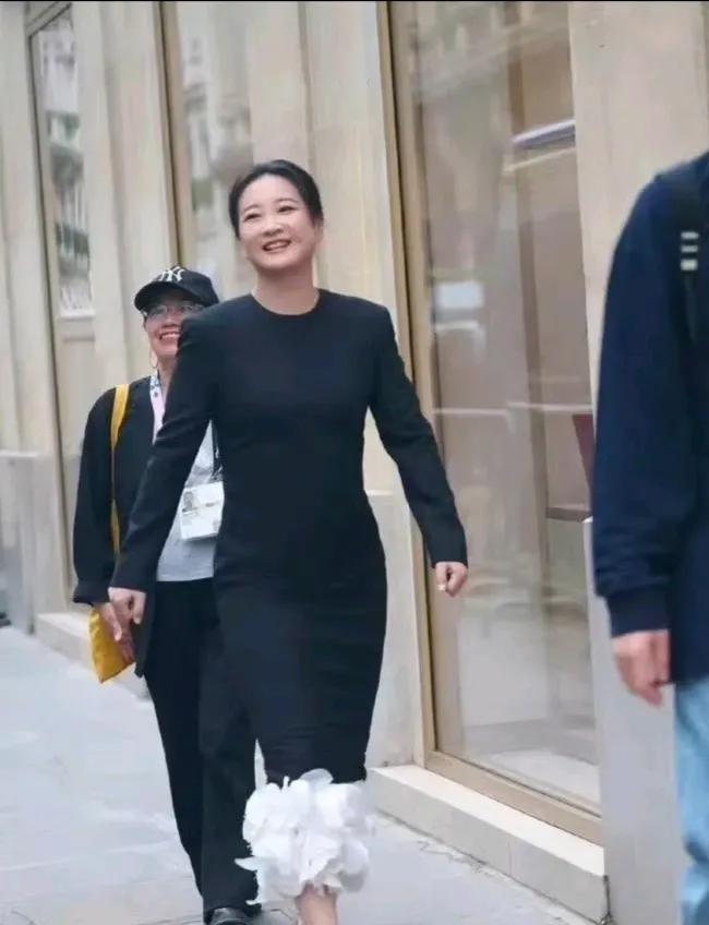 自从看了贾玲拍的电影热辣滚烫之后，看到瘦瘦的贾玲感觉有点不像她了。这张照片中的她