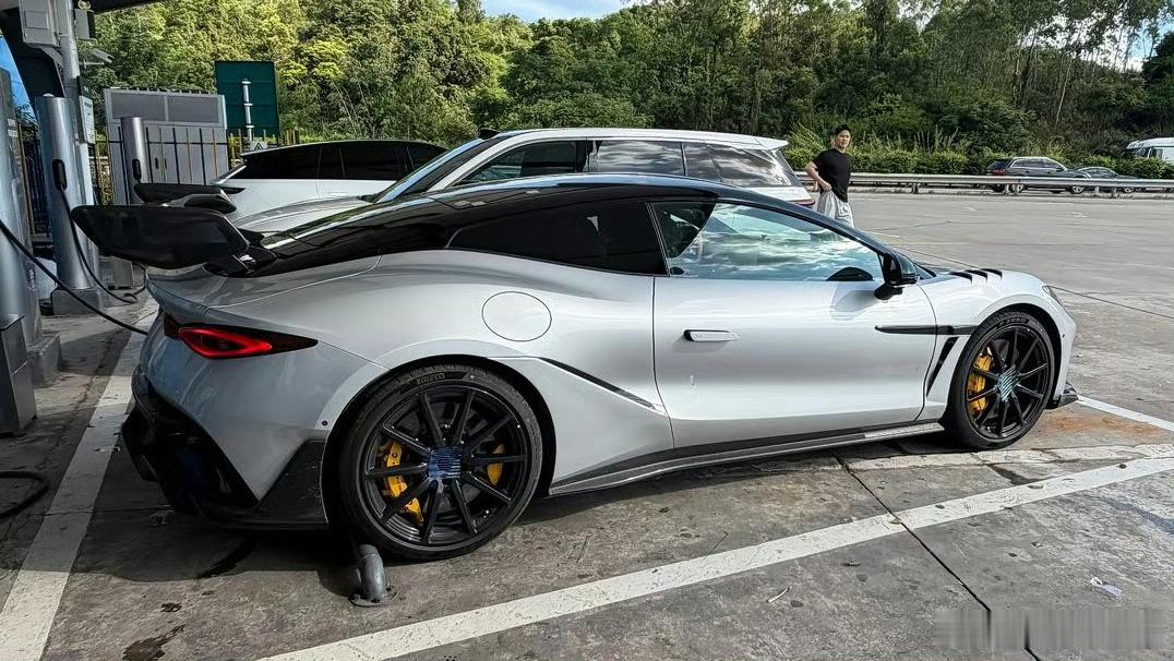 腾势Z这小跑车可以啊就是希望别太贵目前来看至少得30-40起步了 