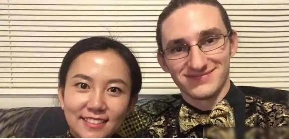 2019年，美国一个男人冲着自己中国妻子吼：“你滚回中国去！”这残酷的一幕，正是