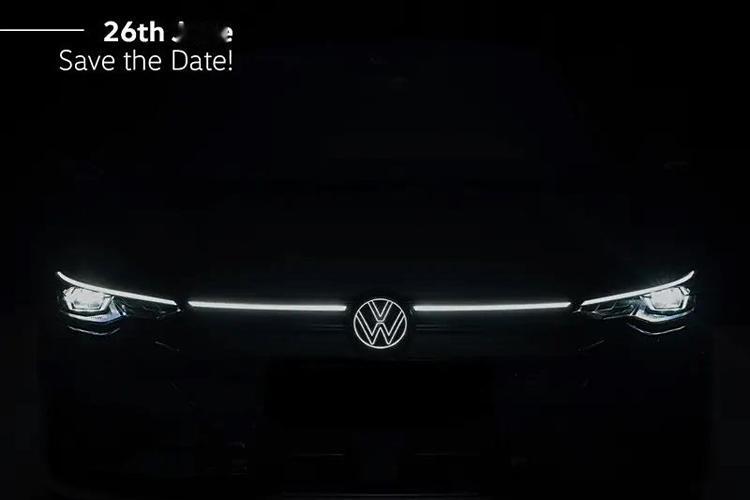 德国大众汽车近日发布了一张中期改款Golf R的预告图，此次推出的新版预计在运动