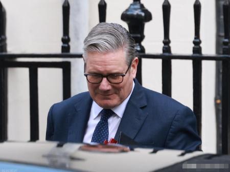 英国首相斯塔默到达北京前，先给中国一个“下马威”，他下令推迟了中国在英国建风电工