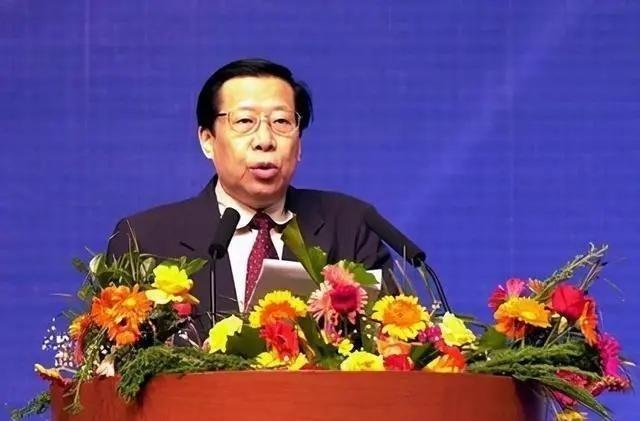 1993年，时任中央电视台台长的杨伟光，在没有上报的情况下，在《新闻联播》之后插