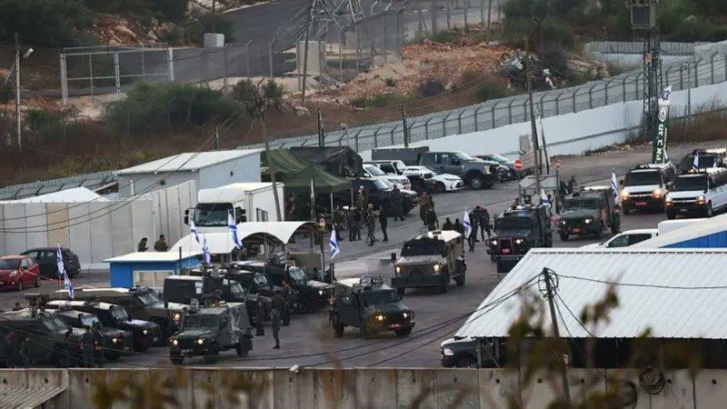 释放巴勒斯坦囚犯正在进行中  
载有巴勒斯坦囚犯的巴士现已从以色列监狱出发，前往