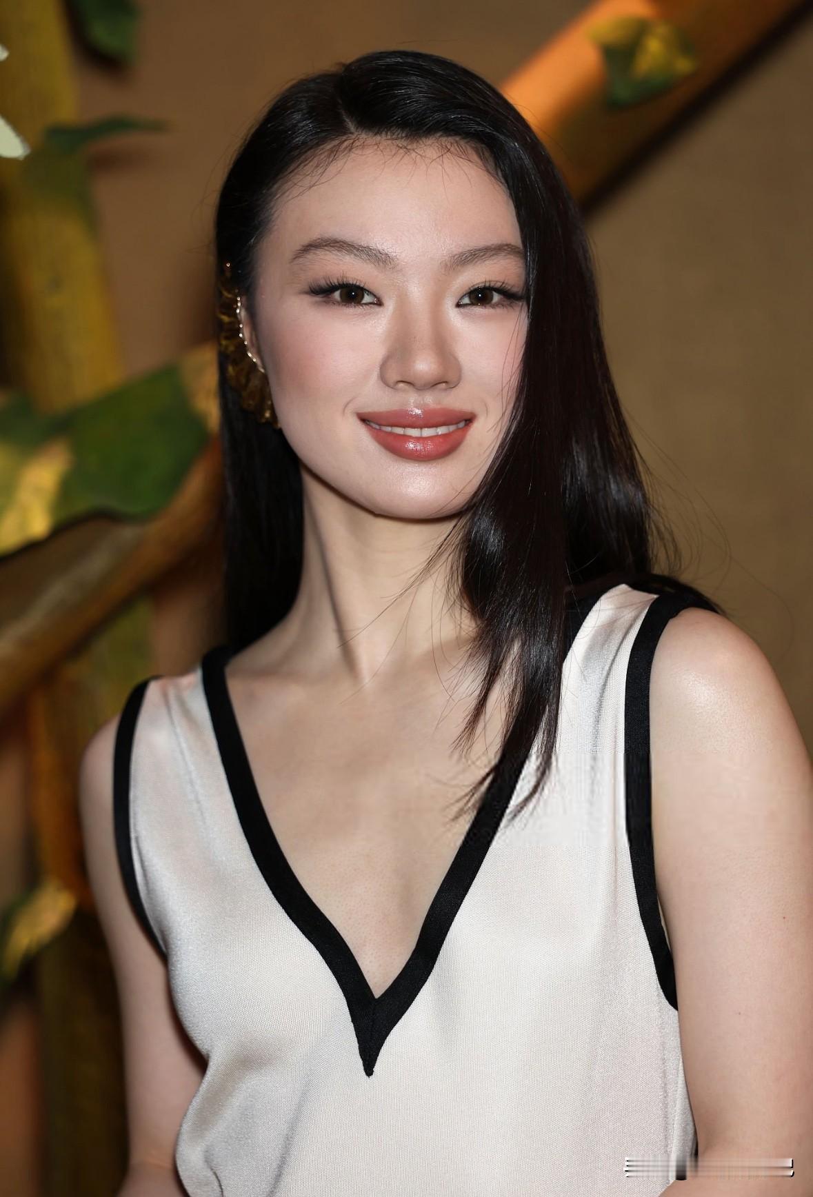 单依纯又美了