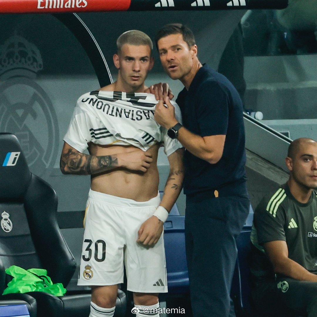 马斯坦托诺[超话] 阿根廷队主教练斯卡洛尼谈到哈维·阿隆索如何执教马斯坦托诺时表