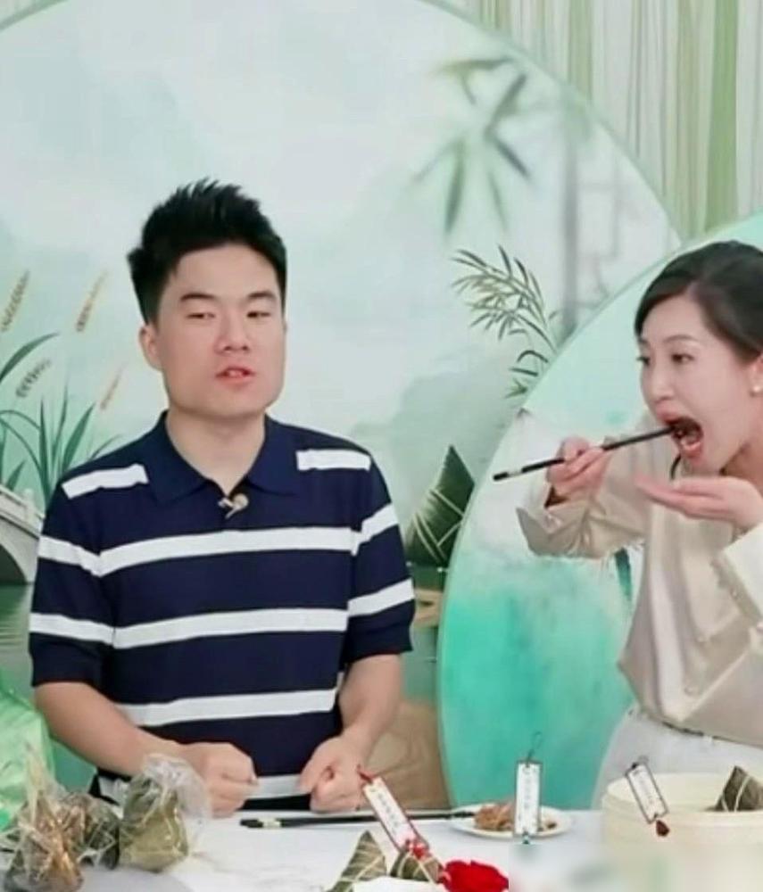 董宇辉正在卖定制粽子，镜头前，他扭头问身边的盼盼：“口感怎么样？”

现在直播间