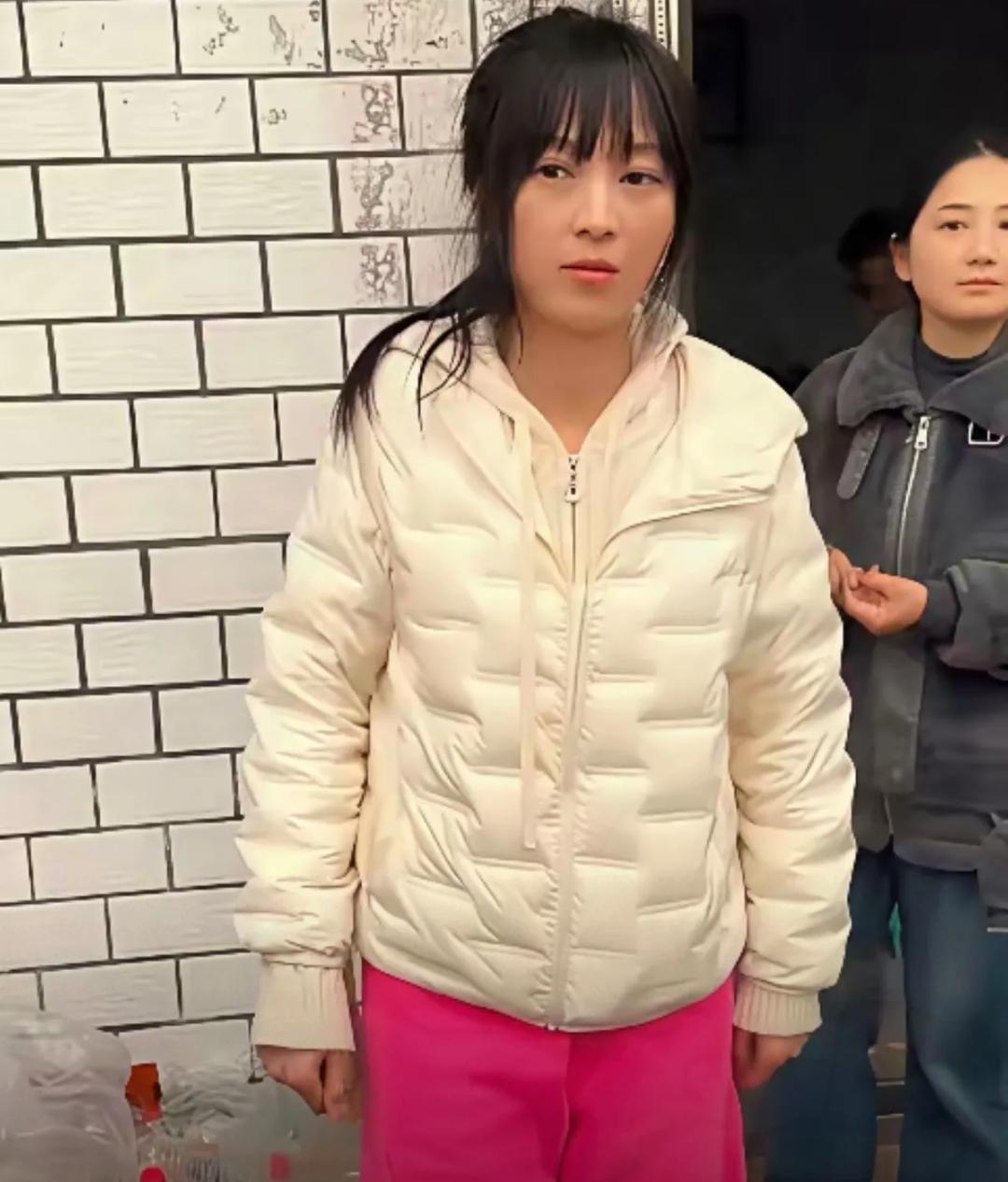 呆呆全程没笑脸，
其实不是没有原因的！
首先这场流量，最大的受益者不是她，而是那