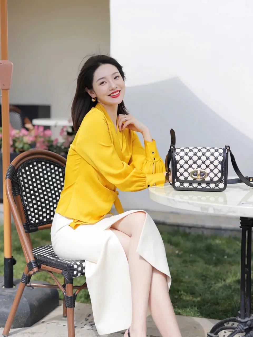 乐观开朗笑容甜美