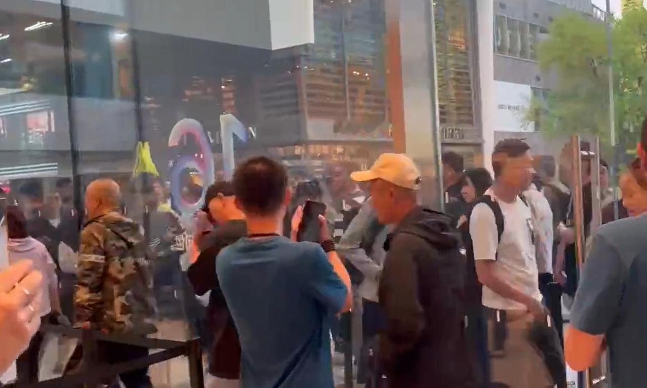一个是暴雨中排长队，一个是发售后秒没，苹果、华为用户都很牛！